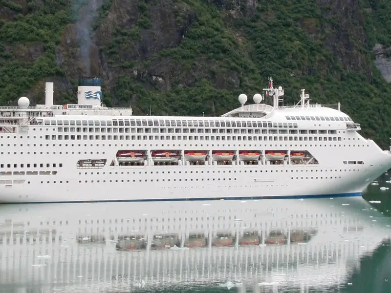 Barco de crucero en fiordo de Alaska