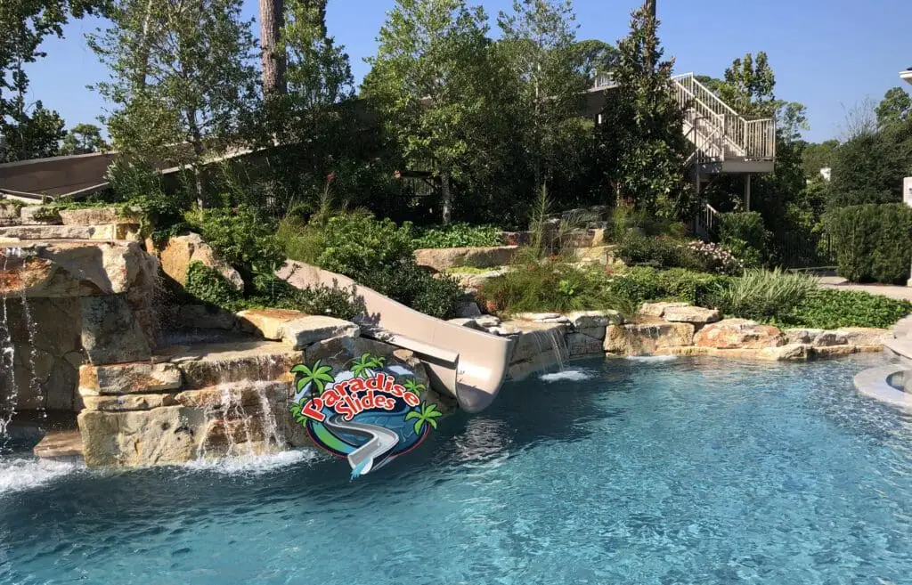 Pool deck y toboganes