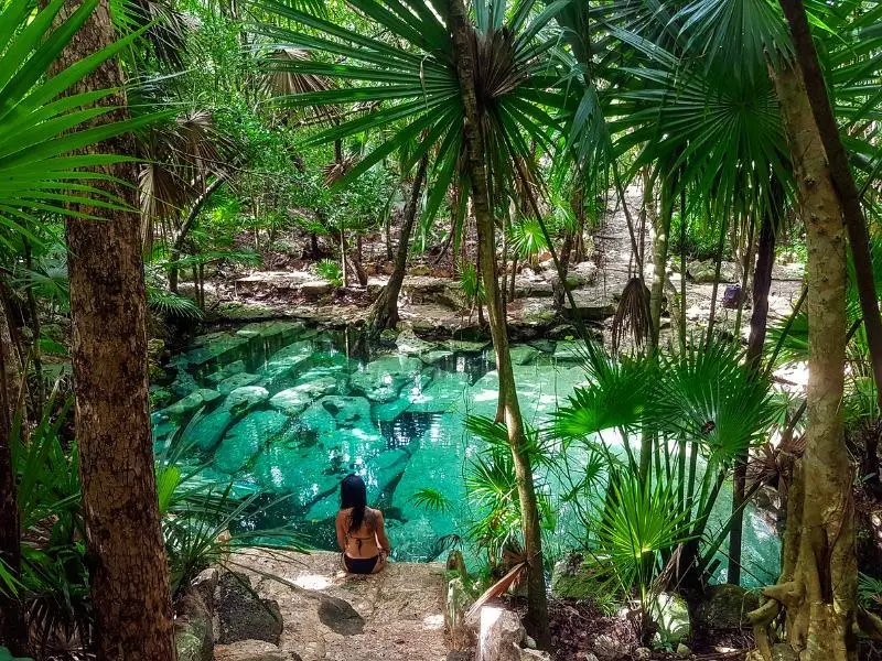 Playa y cenote en Riviera Maya