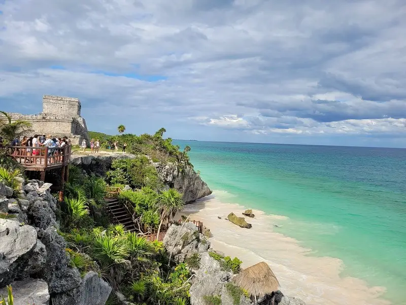 Ruinas de Tulum y naturaleza